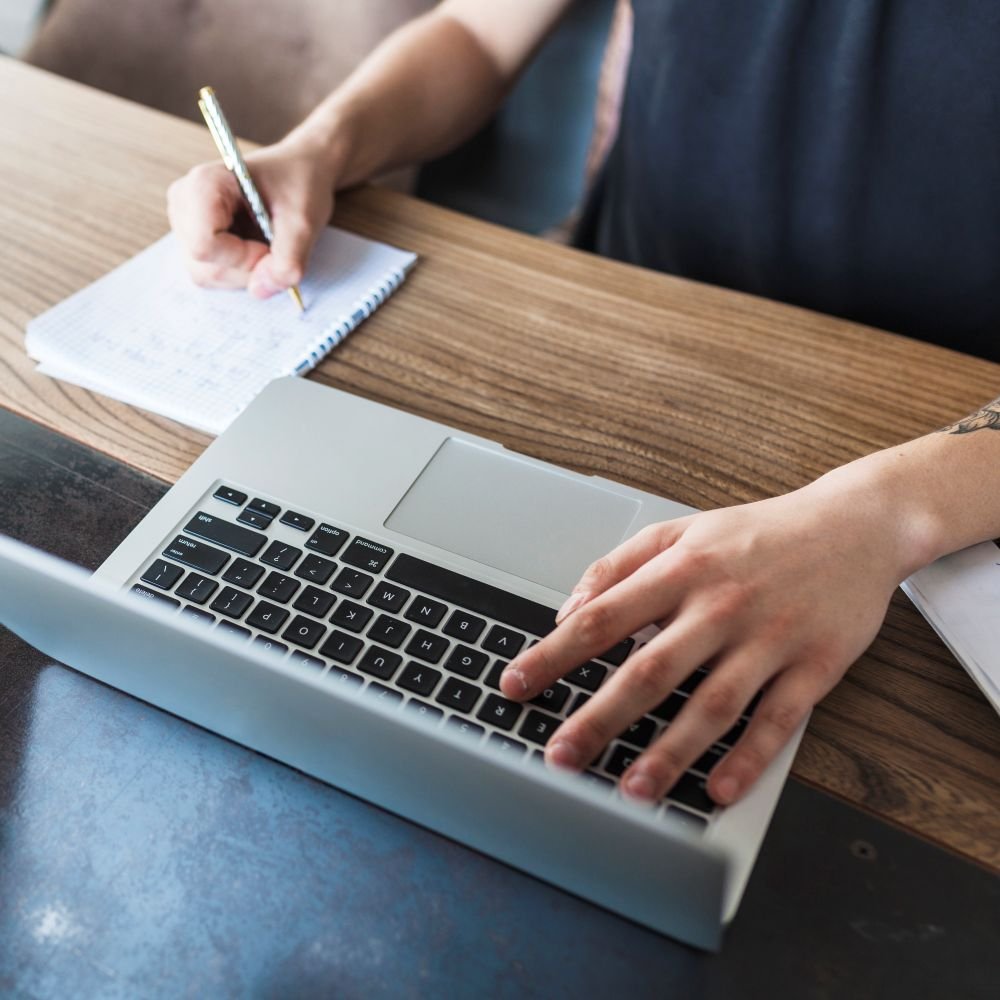 Pessoa trabalhando no notebook